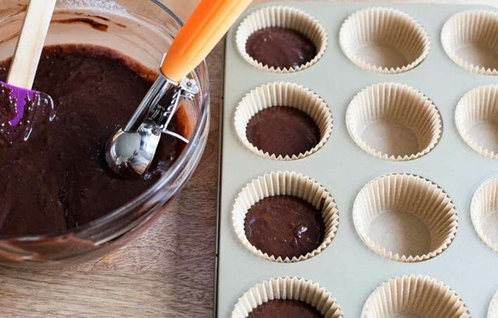 1. Этап. Кексы Двойной шоколад: 2. Подготовьте формы для выпекания, для этого положите в них бумажные стаканы. Равномерно налейте тесто в формы и поставьте в заранее разогретую до 180 градусов духовку. Выпекайте кексы в течение 25 минут, проверяйте готовность с помощью зубочистки. После приготовления достаньте кексы и остудите их.