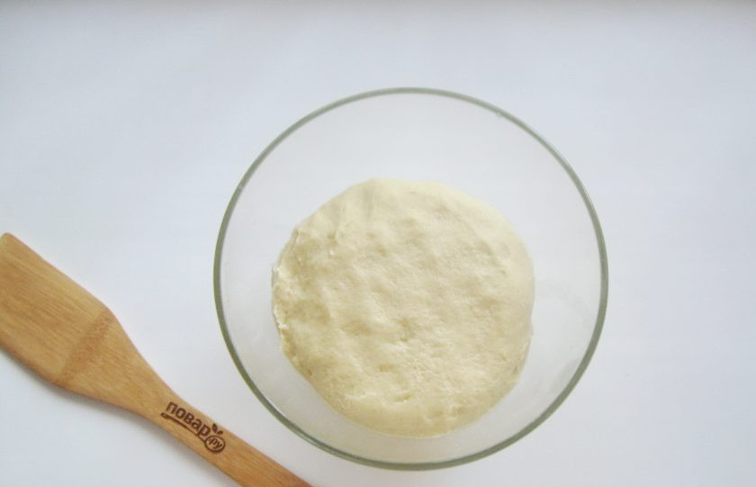 1. Этап. Булочки с мармеладом: Замесите мягкое, эластичное тесто. Оно будет немного липнуть к рукам. Это нормально.