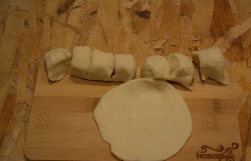 1. Этап. Шуруборки: Разделите тесто на 4 части, затем каждую — ещё на 2. Из каждой части скатайте колбаску. Колбаску нарежьте на кусочки. Каждый кусочек раскатайте в блинчик.