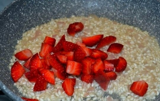 1. Этап. Ризотто с клубникой на 14 февраля: 5. Как только все вино впитается, добавьте клубнику.