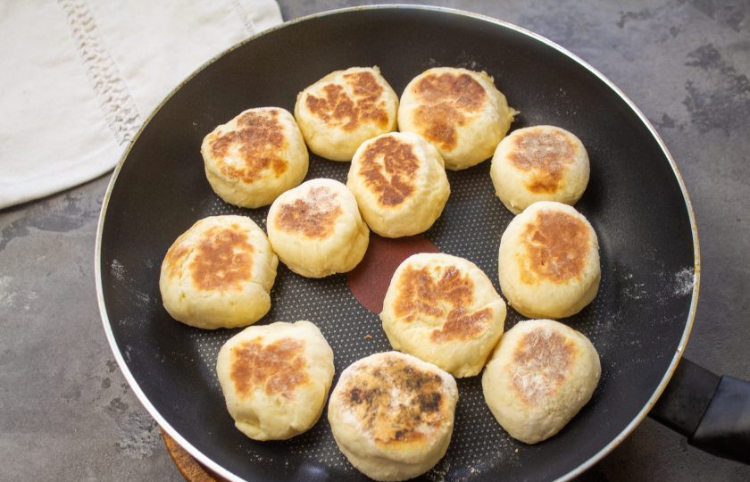 1. Этап. Печенье на сметане в сковороде: Когда печенье подрумянится с одной стороны, аккуратно переверните и жарьте до румяности с другой стороны.