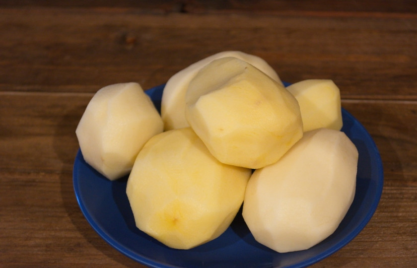 1. Этап. Картофельные котлеты с курицей: Картофель очистите от шкурки.