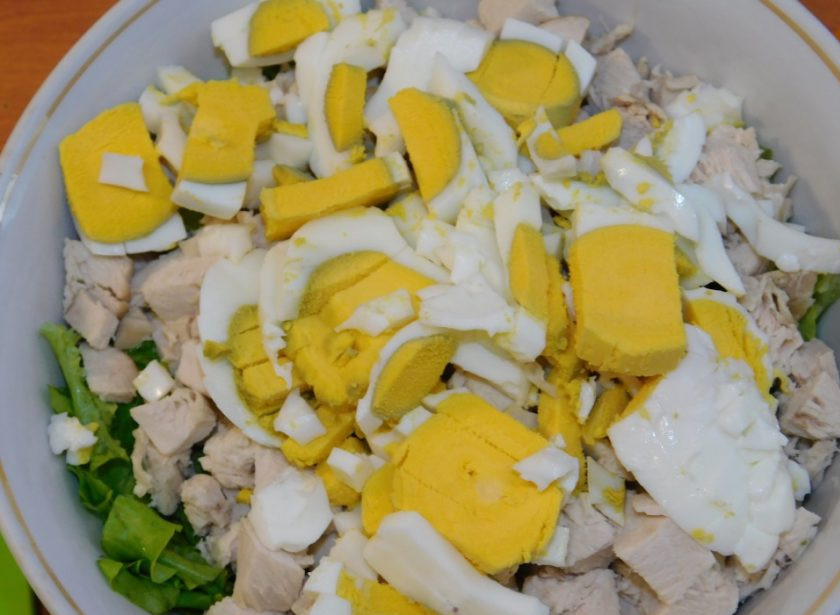 1. Этап. Салат Улыбка: Добавьте нарезанные яйца.