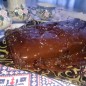 Постный кекс с шоколадной глазурью Продукты, которые нам понадобятся. В глубокую ёмкость высыпаем сахар, заливаем водой с соком. Добавляем растительное масло. Просеянную муку. Далее, просеиваем какао-порошок. Количество какао можете увеличить или уменьшить на своё усмотрение. Просто чуть поменяется цвет на более тёмный или светлый, ну и вкус более менее шоколадный. Перемешиваем все компоненты до однородного состояния, я использовала миксер на минимальной скорости. Тесто должно быть, как на оладьи, наклоните ложку с тестом, если сползает медленно, то густота нормальная. Соду погасить лимонным соком, добавить к тесту и перемешать. Далее, добавляем вишню без косточек. Я использовала замороженную. Всё перемешиваем. Духовку разогреваем до 180 градусов. Форму смазать растительным маслом и заполняем её нашим тестом. Ставим кекс в духовку, выпекаем примерно 50-60 минут, ориентируйтесь на вашу духовку, до сухой шпажки. Даём обязательно остыть в форме, я поторопилась, перевернула кексик ещё теплый, он у меня к сожалению маленько сломался. Далее, приготовим шоколадную глазурь. Для этого в миску высыпаем просеянные крахмал, сахарную пудру и какао порошок. Добавляем охлаждённую воду и хорошенько перемешиваем. Вот и всё!!! Наша глазурь готова))). Поливаем кекс глазурью, можно ещё посыпать сверху кокосовой стружкой. Это мой первый рецепт на Поварёнке. Похожие есть, но с небольшими изменениями. Сильно не ругайте!))) Так выглядит в разрезе. Прошу к столу! Угощайтесь!!!