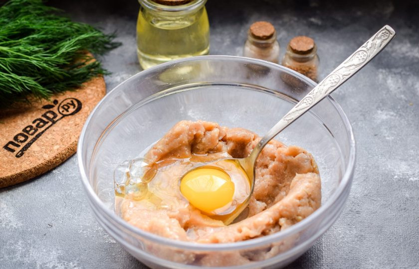 1. Этап. Куриные оладьи со сметаной: Переложите фарш в глубокую миску, добавьте куриное яйцо.