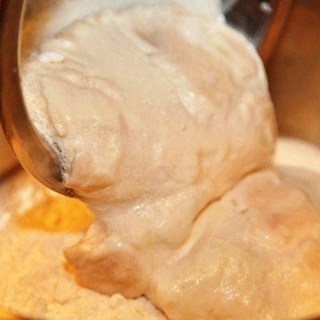 1. Этап. Пирожки со шпиком: В большую миску просеиваем муку, добавляем в нее поднявшуюся опару.