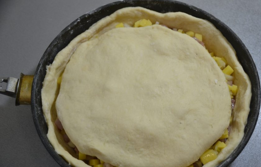 1. Этап. Чувашская хупла: Выложите кружок теста поверх начинки.