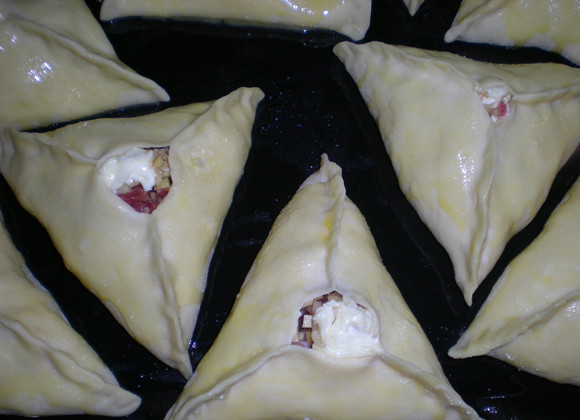 1. Этап. Татарские пирожки с мясом: 9. В оставленные дырочки вложить небольшой кусочек сливочного масла и отправить пирожки в разогретую духовку на 50-65 минут. В процессе приготовления можно в начинку доливать небольшое количество бульона, чтобы она была сочнее.
