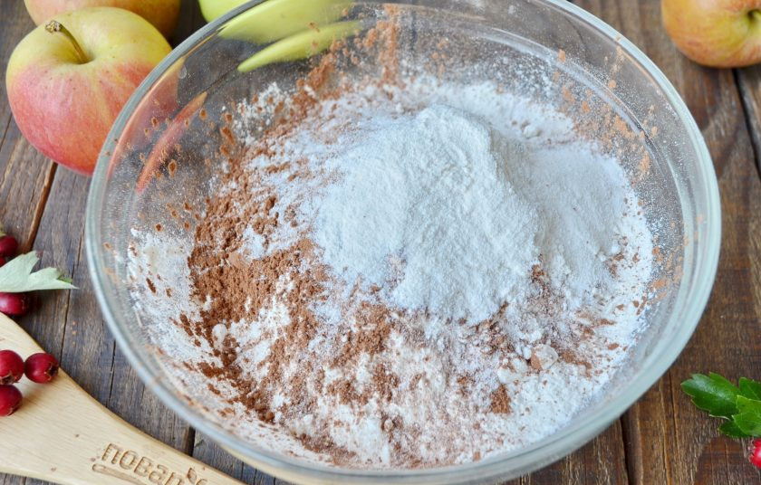 1. Этап. Шоколадная шарлотка с яблоками: В сухой миске соедините муку, разрыхлитель и какао. Перемешайте и отставьте пока в сторону.