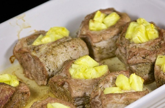 1. Этап. Мясные кармашки с ананасами: 6. После достаньте аккуратно форму.