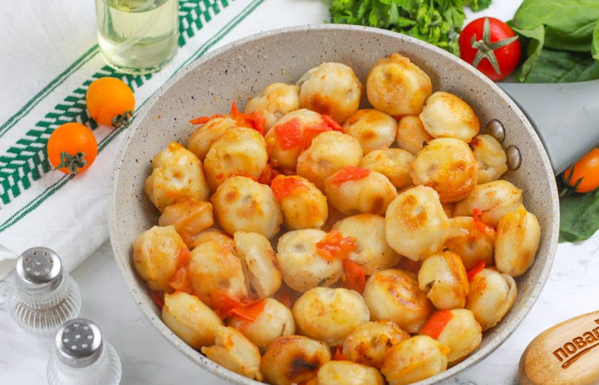 1. Этап. Пельмени с помидорами на сковороде: Ваше блюдо полностью готово! Снимите пробу с одного пельменя, проверяя фарш внутри. По желанию можете присыпать пельмени измельченной зеленью петрушки, укропа или зеленого лука.