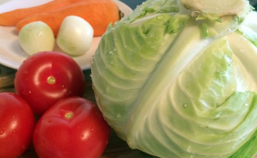 1. Этап. Тушеная капуста с помидорами: Все овощи помойте, которые необходимо - почистите. Лук и помидоры нарежьте кубиками, морковь крупно натрите, капусту тонко нашинкуйте.