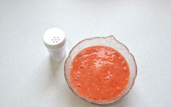 1. Этап. Закуска из хрена с помидорами и чесноком: Добавьте по вкусу соль.