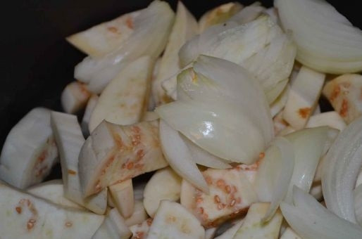 1. Этап. Тушеный картофель: 3. Разогрейте в сотейнике растительное масло, выложите в него лук с баклажанами.