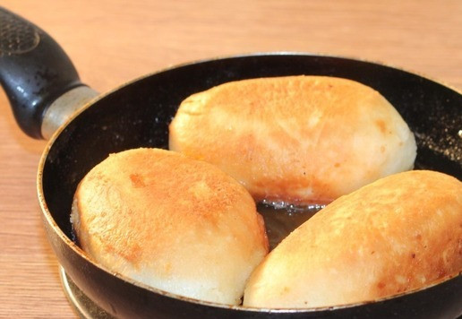 1. Этап. Пирожки «Придорожные»: 15. Получаются мягкие и очень ароматные пирожки с яблочной начинкой. Сохраняйте пирожки в закрытом контейнере, тогда они надолго сохранят мягкость.