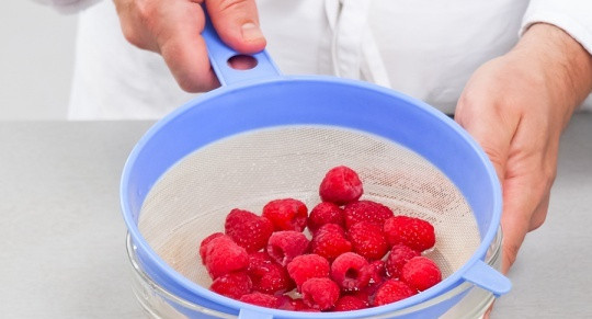 1. Этап. Варенье из малины в мультиварке: Пока сироп остываем, мы тщательно промываем ягоды. В миску наливаем литр воды и всыпаем соль, перемешиваем все. Малину выкладываем в дуршлаг и в нем опускаем ягоды в соляной раствор минут на 10. Затем еще раз промываем малину и выкладываем ее на полотенце, чтобы она высохла.