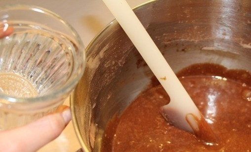 1. Этап. Пирожное Вишнёвый ноктюрн: В тесто влейте кипяток, быстро его перемешайте.