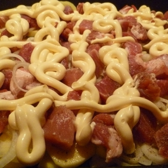 1. Этап. Мясо по-французски с картофелем: Щедро поливаем мясо майонезом.