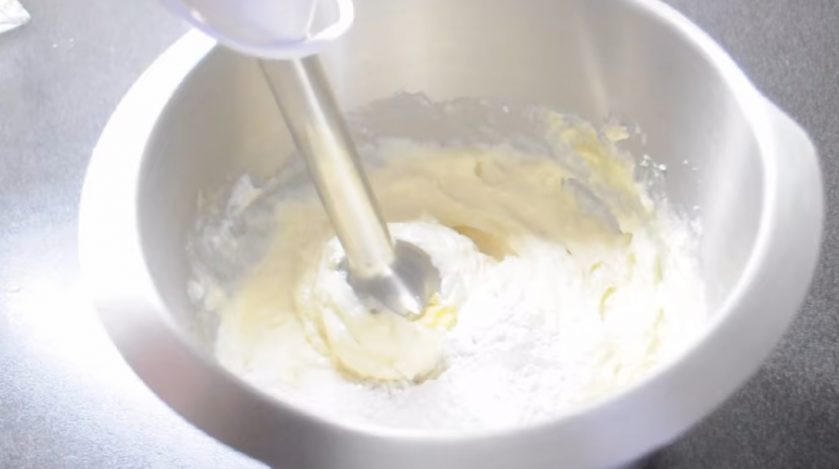 1. Этап. Воздушная творожная запеканка: 2. К творогу добавьте сметану, перемешайте блендером. Добавьте желтки, сахар и хорошо взбейте блендером. Затем добавьте крахмал и ванильный сахар, хорошо взбейте блендером до кремового состояния. Далее добавьте взбитый белок и аккуратно перемешайте лопаткой.