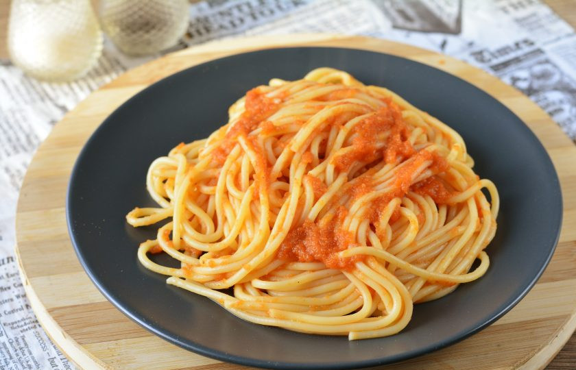 1. Этап. Паста с кабачковой икрой: Готовые спагетти выложите на тарелку.