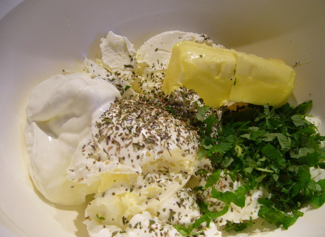 1. Этап. Каннеллони с творогом: В миску выкладываем творог, мягкий сыр, сметану, желтки, сливочное масло и измельченную зелень.