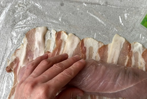 1. Этап. Руладин из индейки под брусничным соусом: Сверху разместите наш руладин и с помощью плёнки заверните будущий руладин в бекон, плотно утягивая.