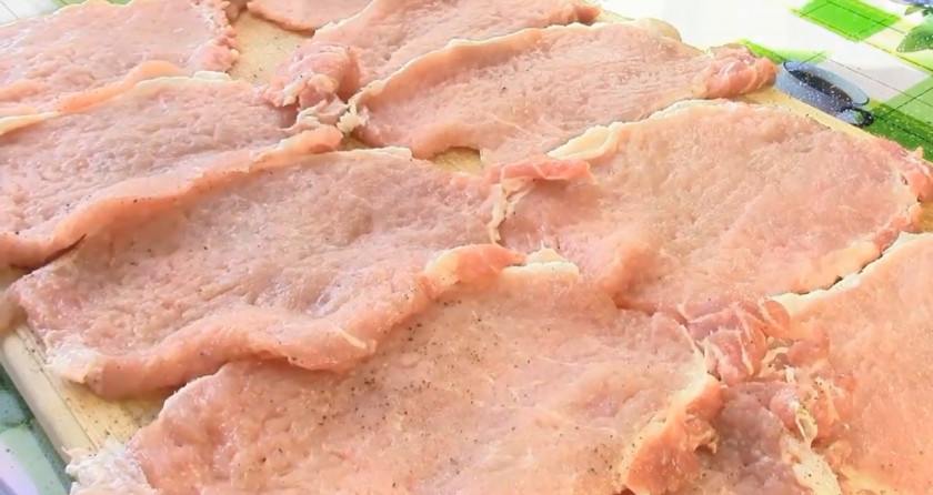 1. Этап. Мясные рулетики с начинкой: Нарезаем мясо поперек волокон на кусочки толщиной 1,5 см, лучше резать когда мясо слегка разморожено, каждый кусочек отбить посолить, поперчить смесью перцев для мяса с двух сторон.