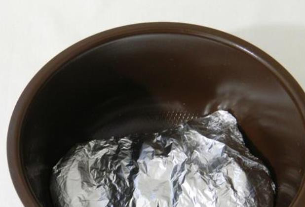 1. Этап. Баранина в мультиварке Редмонд: Положите баранину в фольге в мультиварку.