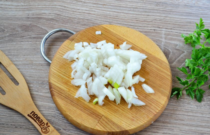 1. Этап. Салат с рисом и шпротами: Лук мелко нарежьте.