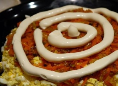 1. Этап. Салат с курицей и черносливом слоеный: Смазываем морковно-луковый слой майонезом. Можно каждый слой слегка присаливать и посыпать черным молотым перцем.