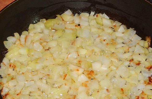 1. Этап. Печень со сметаной: На сковороде разогреваем масло и обжариваем измельченный репчатый лук до золотистости.