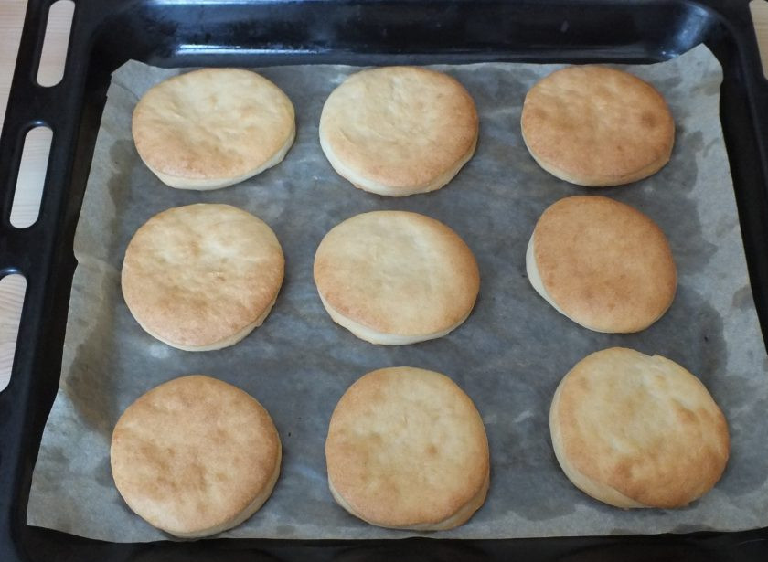 1. Этап. Сдобные лепешки: Готовые лепешки достаньте из духовки.