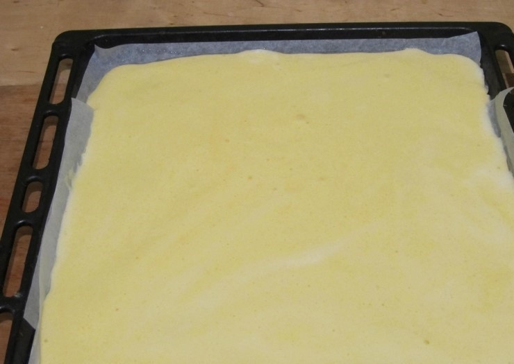 1. Этап. Рулет с вареной сгущенкой: 5. Противень застилаем бумагой для выпечки и смазываем маслом. Выливаем на него бисквитное тесто.