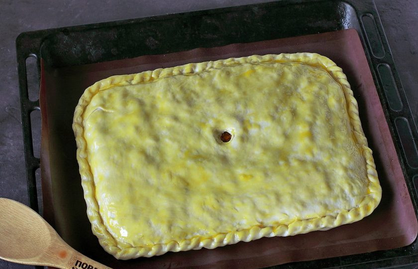 1. Этап. Пирог с тыквой и мясом: Накройте начинку вторым пластом и защипните края любым удобным способом. Сделайте по центру дырочку для выхода пара и смажьте поверхность желтком. Выпекайте в духовке при температуре 190 градусов около 45 минут. Во время выпекания пару раз откройте духовку и сбрызнете стенки водой из распылителя.