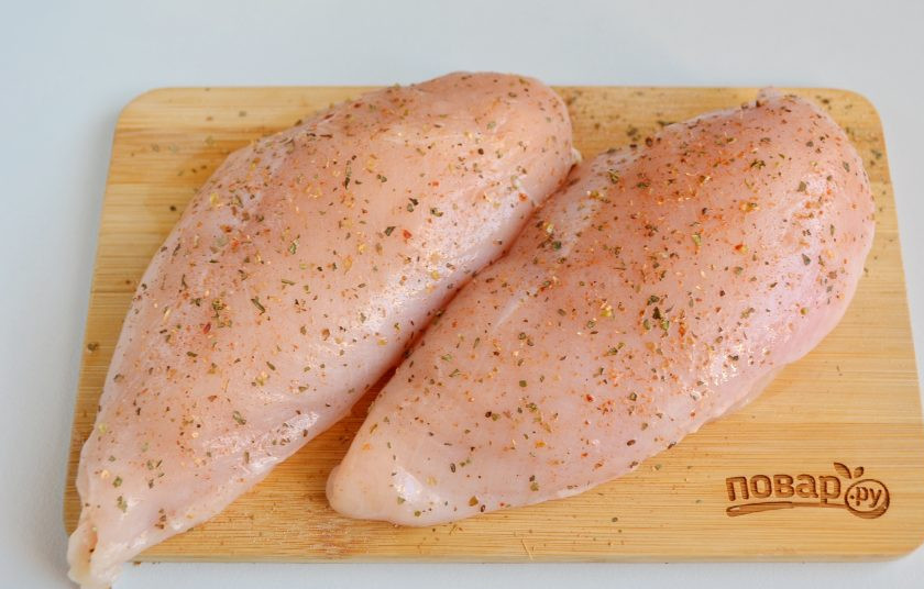 1. Этап. Курица со шпинатом: 2. Куриное филе вымойте, обсушите бумажным полотенцем. Посолите и натрите специями снаружи. Оставьте на 10 минут.