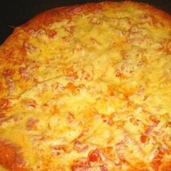 Пицца с помидорами, колбасой и сыром