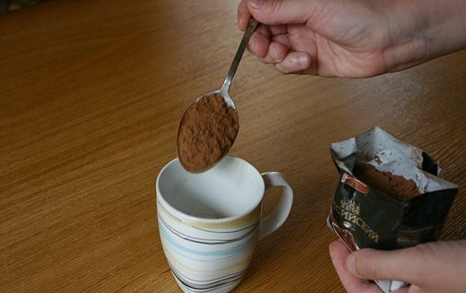 1. Этап. Шоколадный кекс за 5 минут: Добавьте какао и сахар.