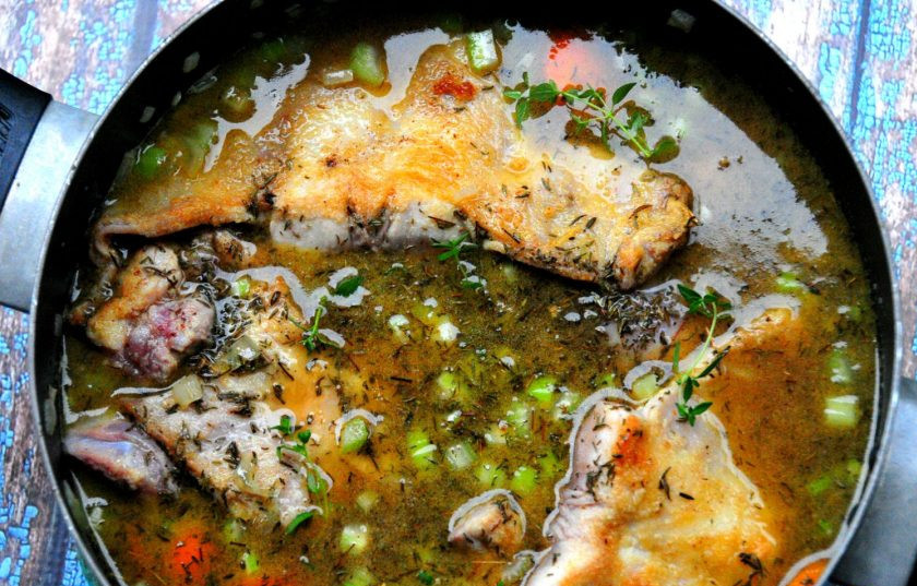 1. Этап. Простой рецепт кролика: Добавьте мелко порезанный лук, сельдерей, морковь, порезанную колечками и аккуратно мешайте, пока овощи не станут мягкими. После чего готовые овощи, вместе с мясом пересыпьте в глубокую кастрюлю, добавьте бульон. Если жидкость не покрывает мясо, налейте еще воды. На медленном огне тушите мясо 45 минут.