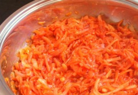 1. Этап. Рыба под маринадом из тушеных овощей: Добавляем морковь и готовим еще 5 минут, помешивая.