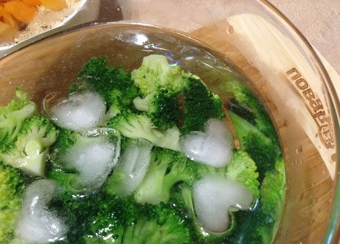 1. Этап. Салат из брокколи с курагой, изюмом и орехами: 4. Отваренные соцветия окунаем в холодную воду со льдом, пусть брокколи остывает.