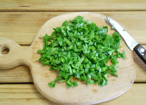 1. Этап. Салат к шашлыку: 3. Зелень порезать крупно.