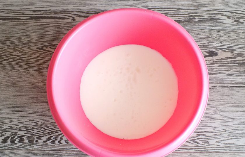 1. Этап. Цельнозерновой хлеб в мультиварке без дрожжей: В чашу налейте кефир, добавьте соду. Перемешайте. Оставьте на 10 минут.