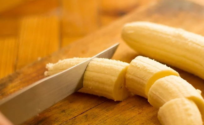 1. Этап. Бананы по-китайски: 2. Нарежьте вот такими довольно крупными кусочками.