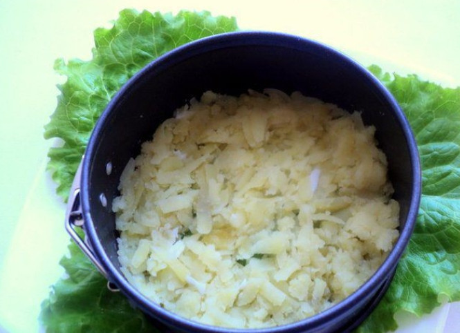 1. Этап. Салат Боровик: 4. Вымойте и уложите листья салата, сверху установите кулинарное кольцо или разъемную форму. На дно уложите картошку, добавьте соль.