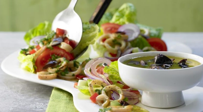 1. Этап. Салат из кальмаров классический: В салат добавьте немного тёплых кальмаров. Заправьте блюдо солью и перцем. Влейте оливки в уксусе или подавайте их отдельно. Приятного аппетита!