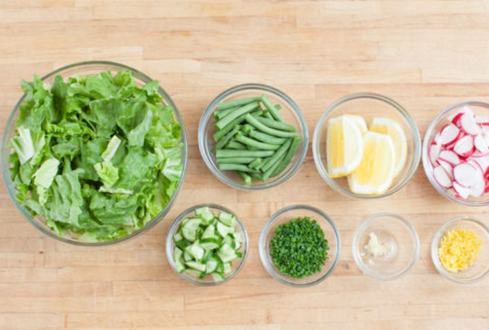 1. Этап. Салат с курицей: Салат порвите рукам на не очень мелкие кусочки. Зеленый лук измельчите. Порежьте дольками редис и огурец. Порежьте кусочками фасоль и лимон. Чеснок пропустите через пресс.