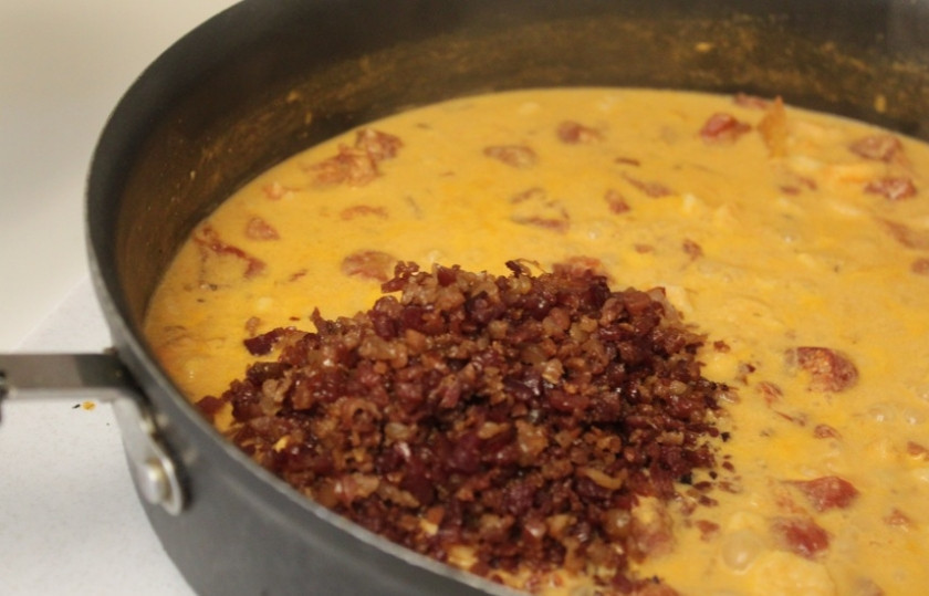 1. Этап. Паста с беконом и креветками: Добавляем бекон, перемешиваем и готовим еще пару минут.