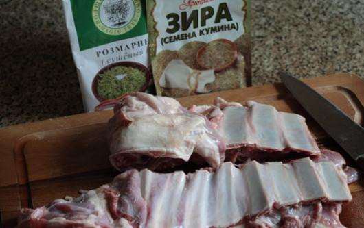1. Этап. Тушеные бараньи ребрышки: 1. Ребрышки размораживаем и делим по две-три штуки. Натираем солью и перцем, а также зирой и другими специями по вкусу.