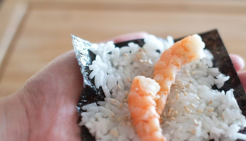 1. Этап. Суши простые: Следом выложите несколько креветок.