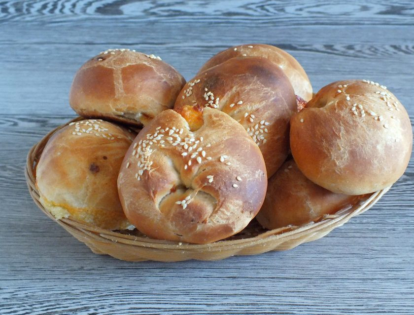 1. Этап. Булочки на рассоле: Готовые булочки переложите. Их можно подавать как теплыми, так и полностью охлажденными.